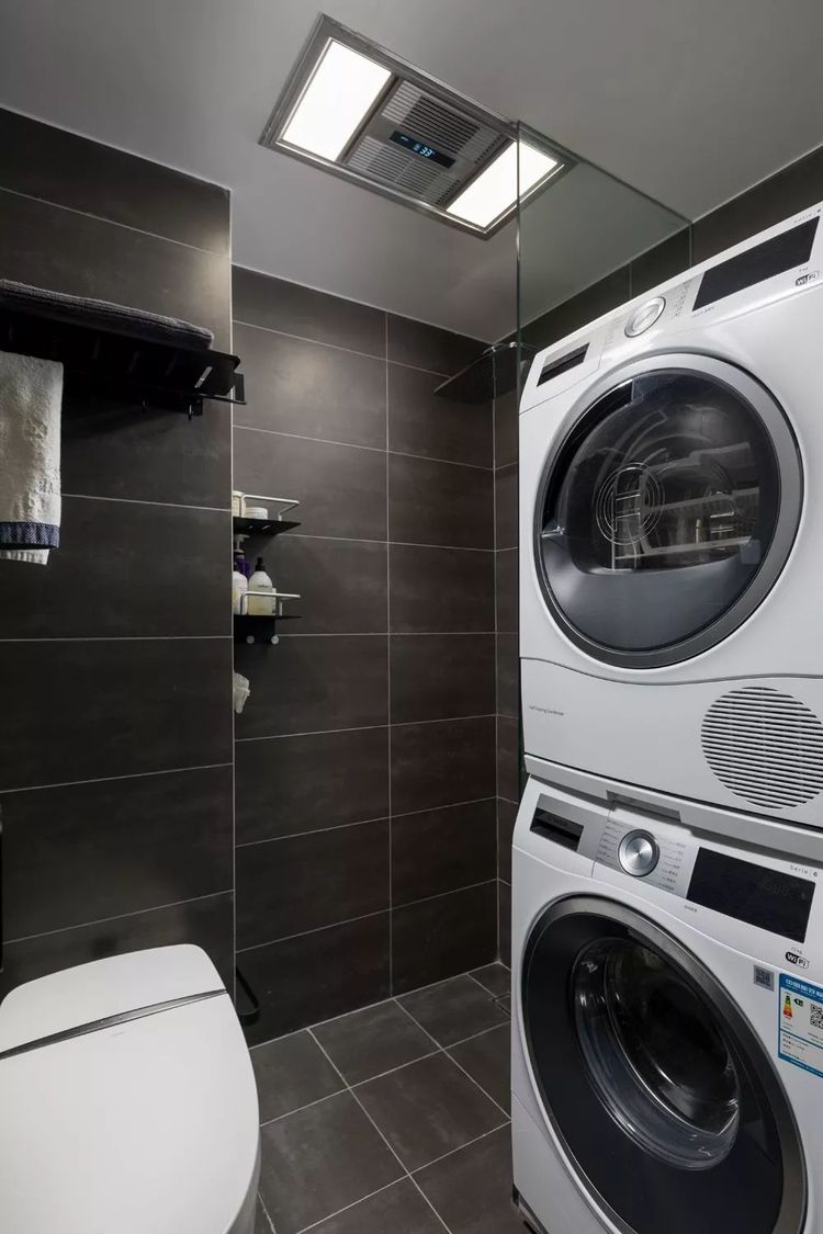 52平小户型,改造成了两居室,外加一个衣帽间,有格调