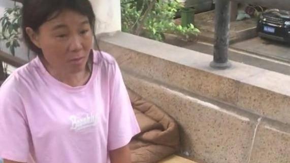 广东男子送花表白街头流浪女，女孩：不会是骗我吧？