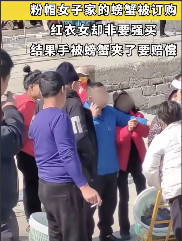 山东,烟台。一女子看到渔民的螃蟹很肥后想买一些,渔民告知她有人订了不卖了