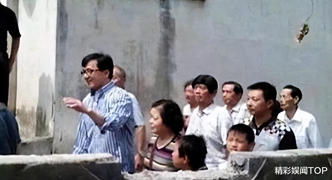 成龙|2013年,成龙回安徽老家认祖归宗,却只在穷大哥家逗留了十多分钟