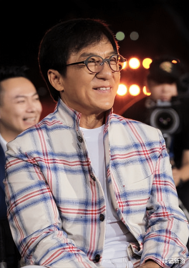 成龙|成龙直播首秀状况百出,身体不适下蹲休息,谢霆锋耳麦断续听不清