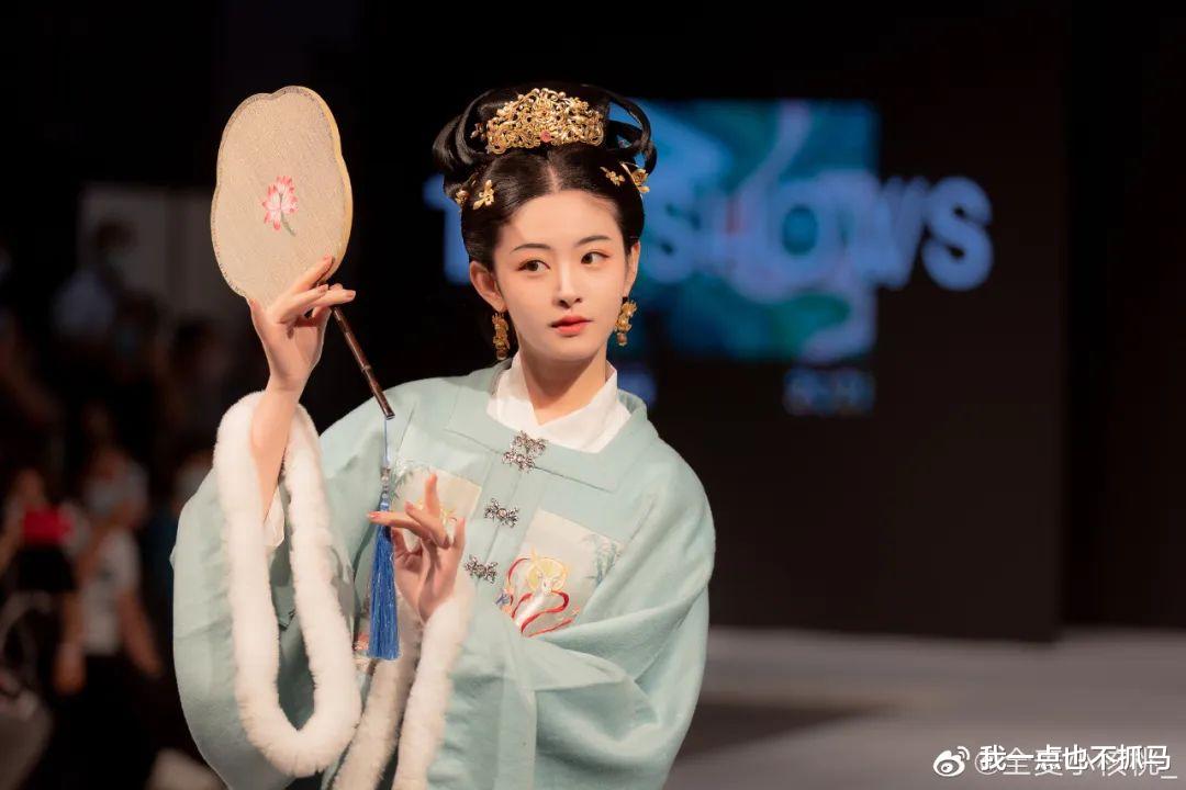 李智恩|挤破头进大染缸，图啥？