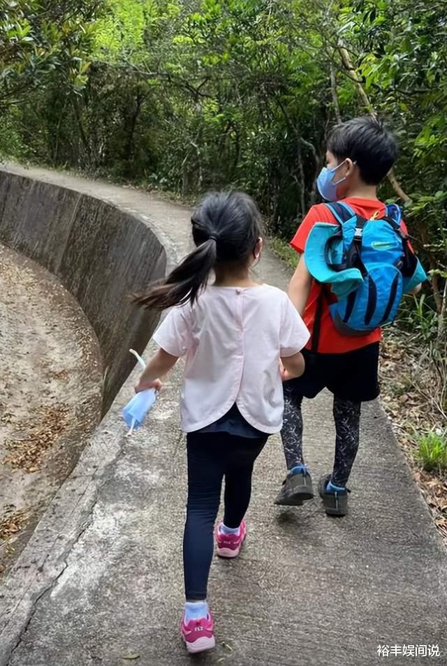 霍中曦|霍启刚儿子霍中曦好暖心！外出行山拉紧妹妹的手，三小只打扮朴素