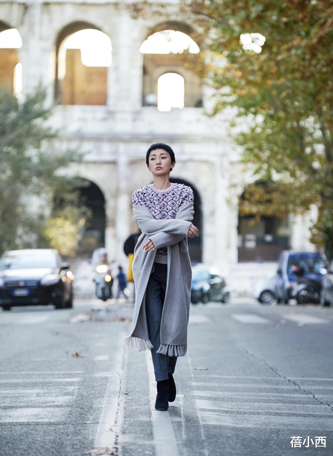 周迅|周迅看不出是74年的人，穿黄色羽绒服配针织连衣裙，时髦又减龄