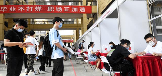 张歆艺|“进厂拧螺丝不丢人”,大学生出现白菜化,储殷教授看法引热议!