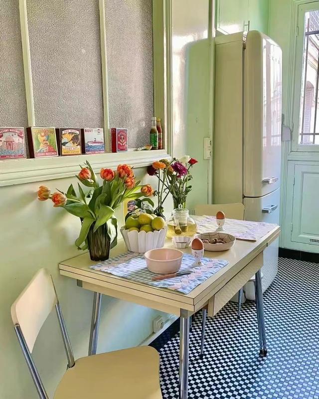 巴黎闺蜜80㎡的家火了，室内色彩丰富清新甜美，被无数网友羡慕