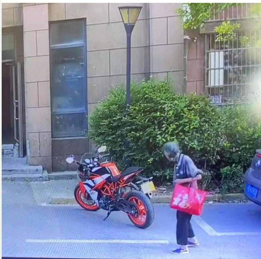 男子摩托车被推倒:坚持追究64岁独居老人刑责,被邻居指责无情!