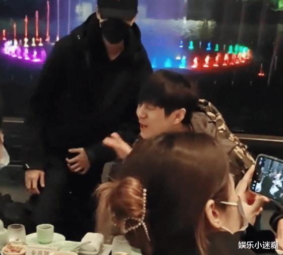 预告片|辞职风波后，何炅现身餐厅招呼粉丝，脚上鞋子被扒全是“小心机”