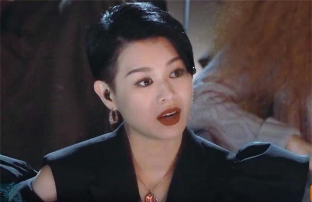 郭采洁|郭采洁《乘风破浪》演绎哥特风新歌，网友评价：被华晨宇附体了