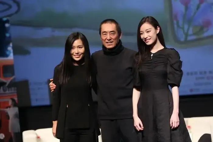 倪妮|张艺谋女儿不靠爹也优秀,穿搭简约却高级,同框倪妮气质也不输