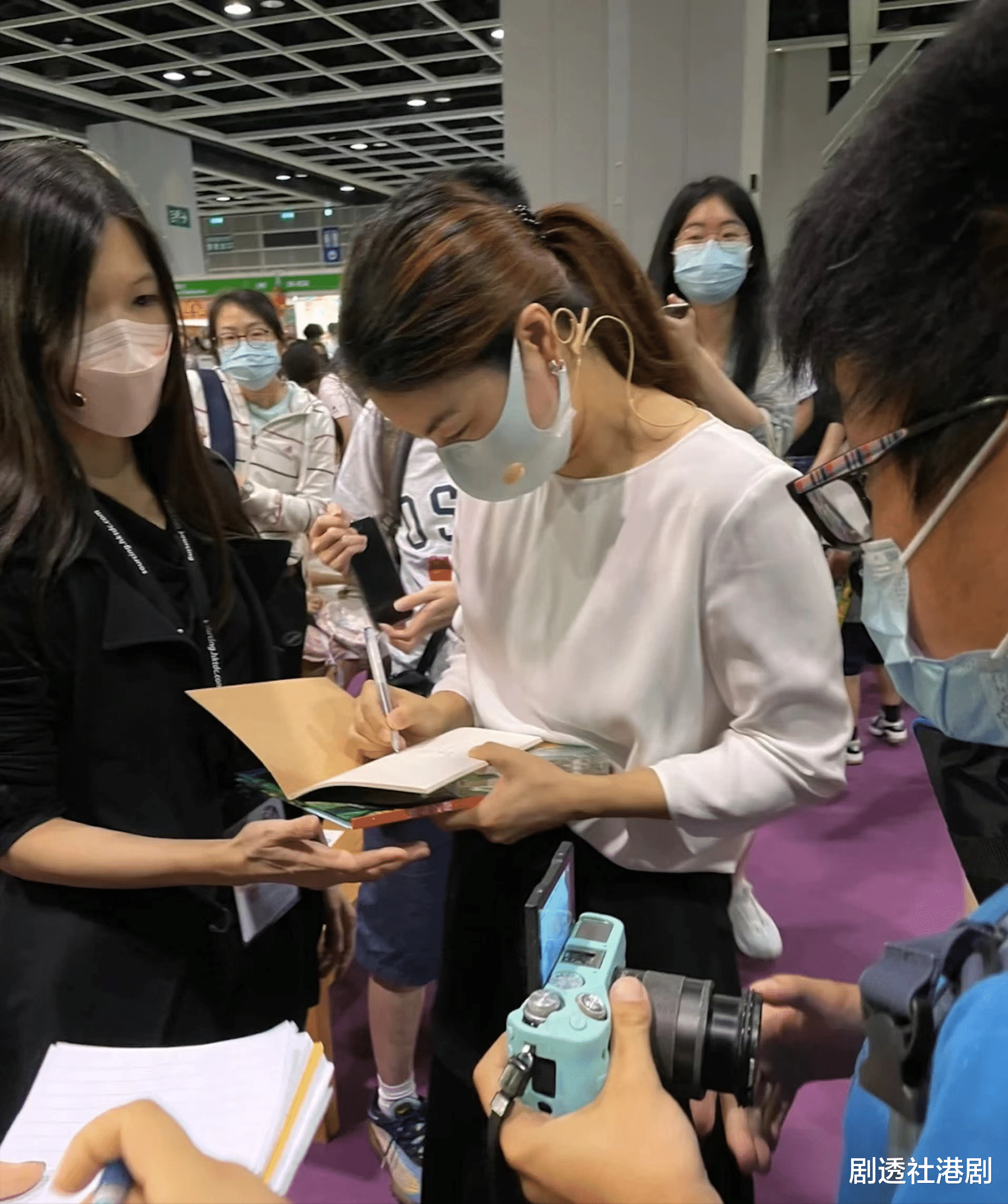 郭晶晶|霍启刚一家五口赶海，郭晶晶依旧低调朴素，用2元发圈引热议