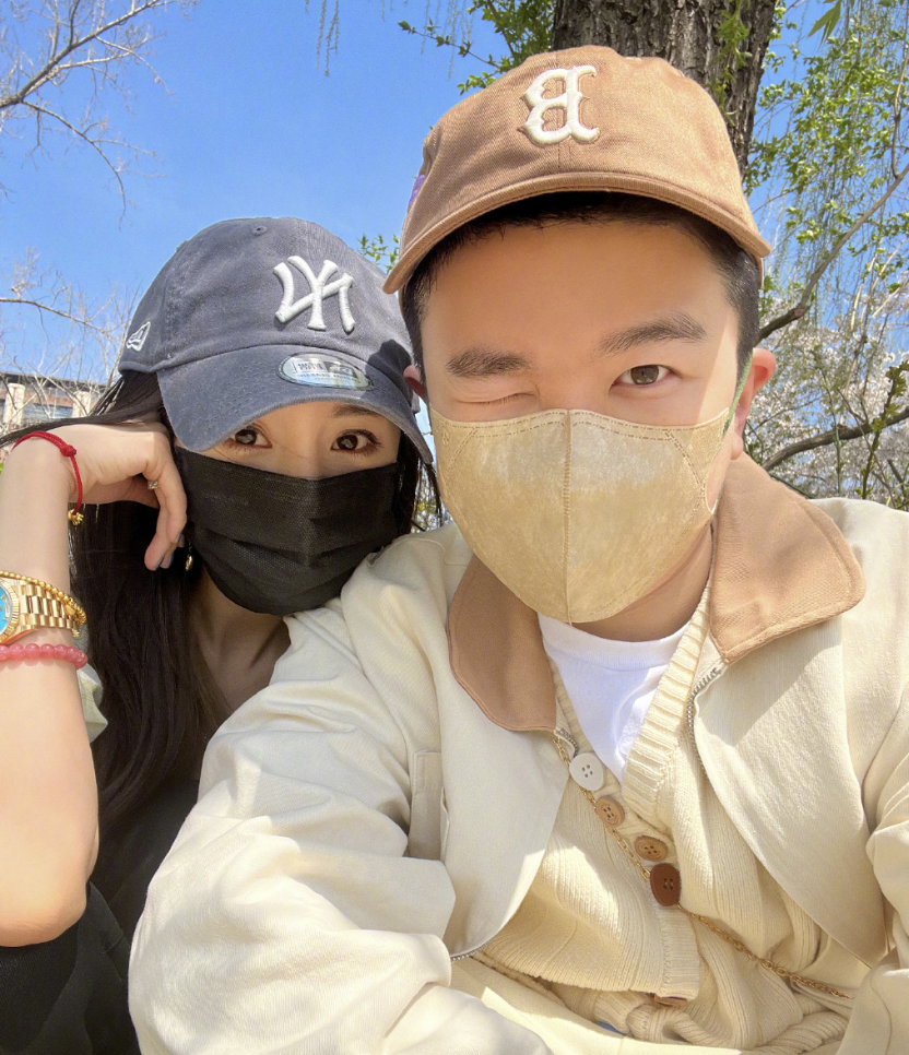 杨幂|张大大晒与杨幂出游照，穿情侣色服装，杨幂依偎在对方肩头不避嫌