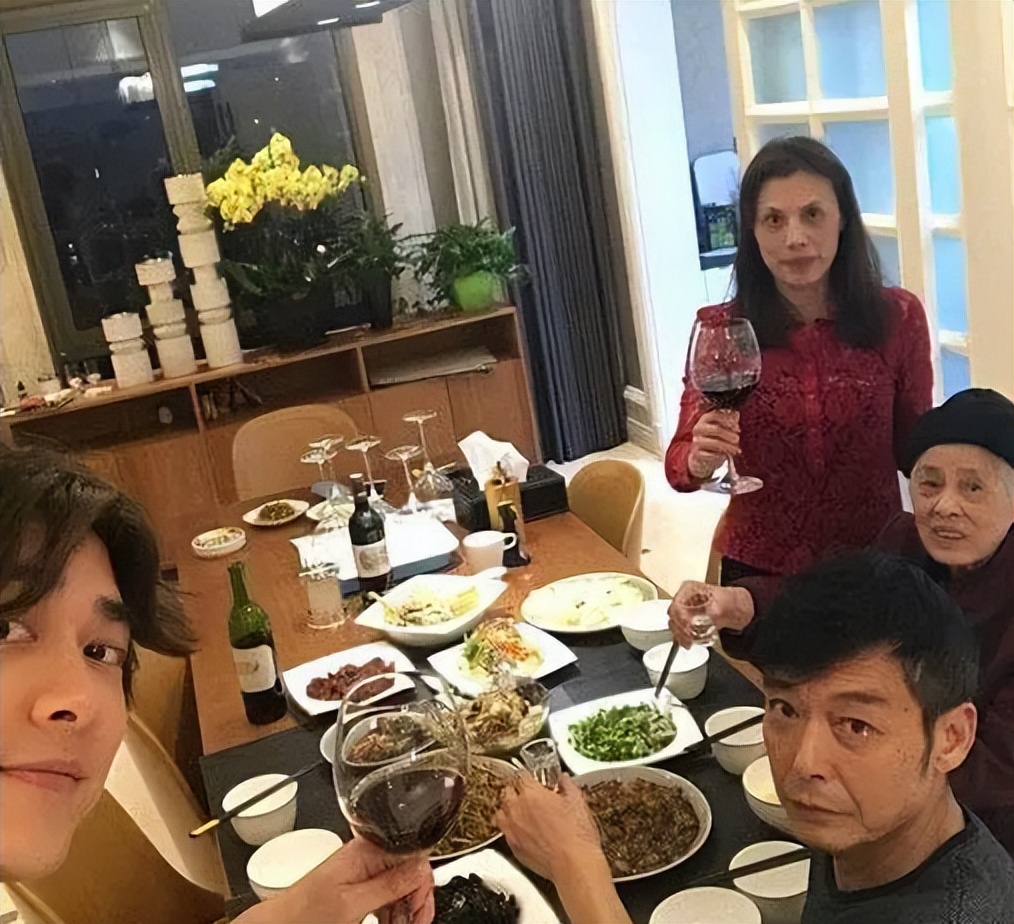 李易峰|“背景强大”李易峰:捏脸王思聪,被多次袒护,两人到底啥关系?