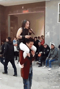 疯狂 “媳妇买了件连体裤想给我个惊喜，回家后差点跪了”哈哈哈这是惊吓！