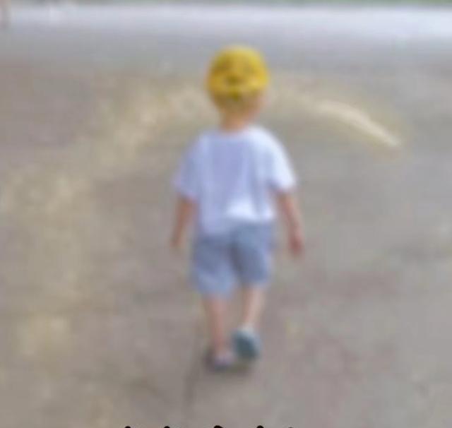 奇奇|三代一步伐,基因太强大!田静父亲分享萌娃日常,奇奇步伐成焦点