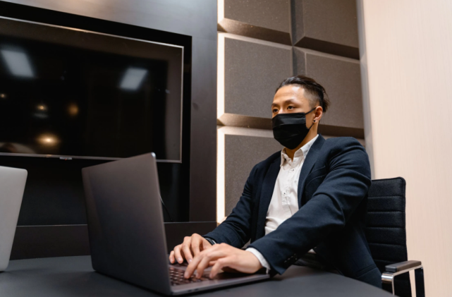 知识经济|学历一般的大学生，选择这三类铁饭碗职业岗位，收入越来越理想