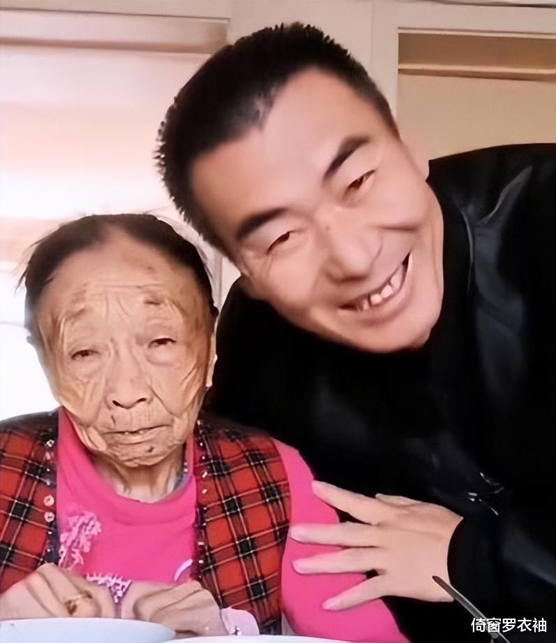 李玉成|马玉琴和李玉成同桌吃饭，李玉成怕丢人不露脸，被网友讽刺吃软饭