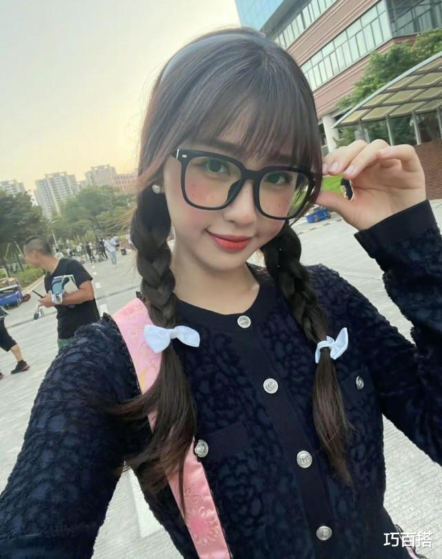 护肤品 虞书欣真是“甜妹”的代表，长相清纯穿衣甜飒，走到哪都有回头率