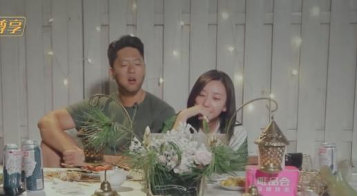 凌潇肃晒出自己的豪宅,全屋墙上都挂着字画,夫妻俩太有文化了