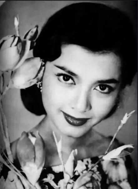 她是第一位参加春晚的香港女演员，气质如赫本，高贵无比