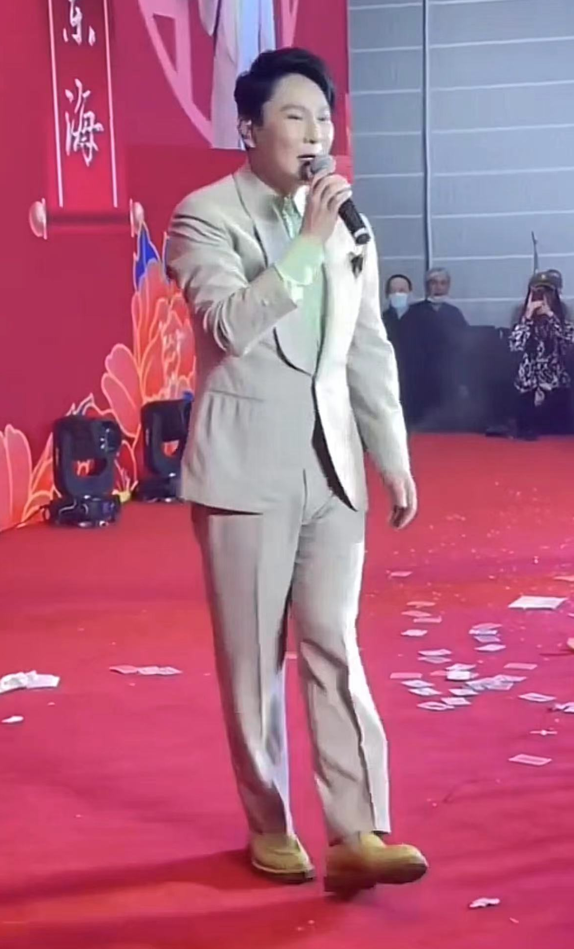 张信哲|55岁张信哲站台捞金 身材发福满脸浮肿难相认 镜头拉近我眼眶湿润了