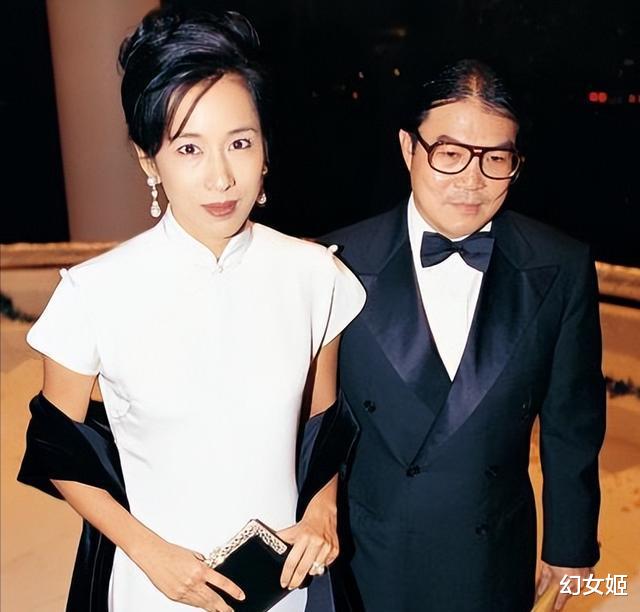 朱玲玲|霍启刚庆祝母亲节，儿女们为郭晶晶献花，63岁妈妈朱玲玲年轻漂亮