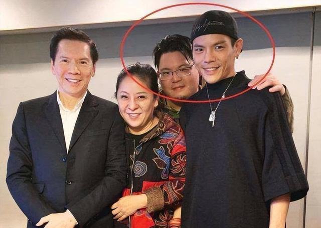 向太区别对待两儿子？庆功宴紧挨向佐冷落向佑，只因其屡屡闹事？