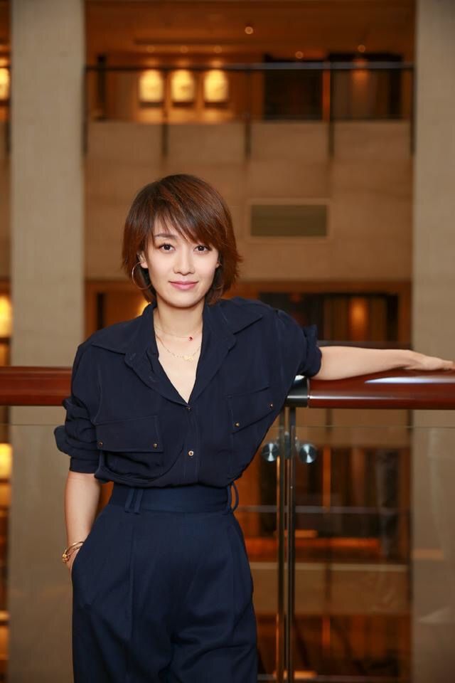 看到剪去长发的马伊琍才明白：中年女人留短发，气质可以变高级
