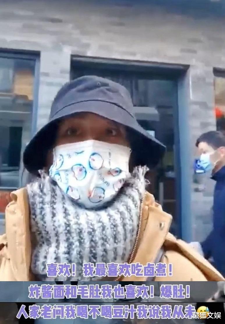 杨紫|杨紫晒过年逛吃vlog,自曝爱吃卤煮不喝豆汁,主动与自己海报合影