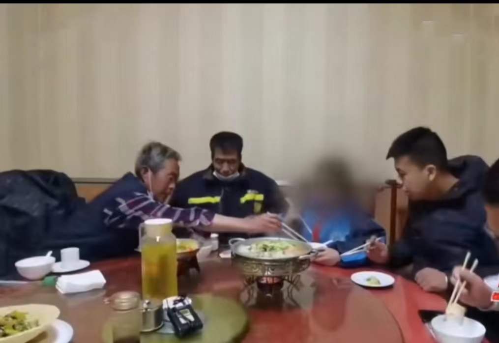 双亲离世了,9岁女孩办孤儿证却被姥爷拒绝:给我买箱罐头买不起吗