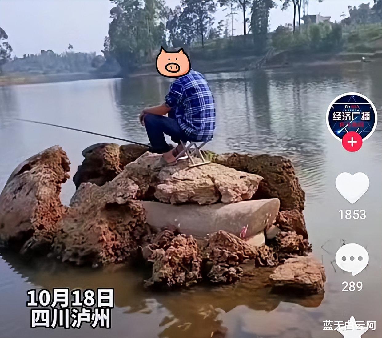 男子坐在坟头上钓鱼,棺材裸露也无惧,男子:棺材里是我爹,怕啥
