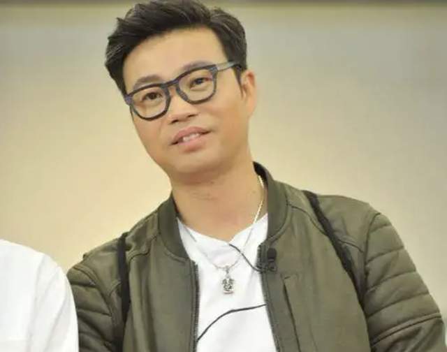 |王迅与美女富婆聚餐，豪宅内金碧辉煌似五星酒店，不见小17岁娇妻