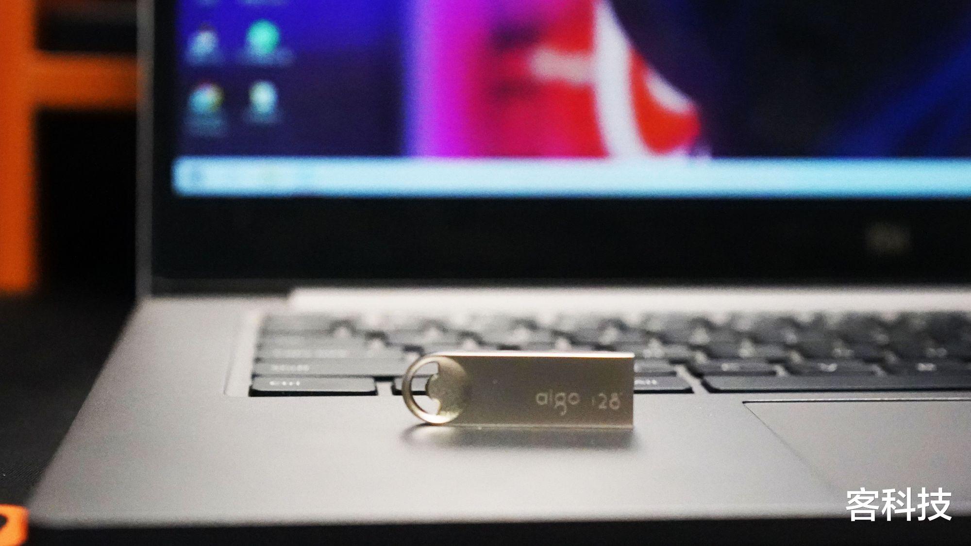 裁员|拯救小容量手机！aigo USB3.2闪存盘了解一下