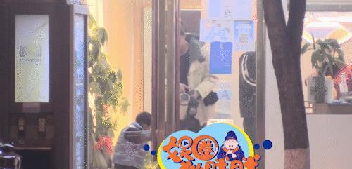 周一围|周一围和张颂文是大学同学引热议外出吃饭保温杯不离手