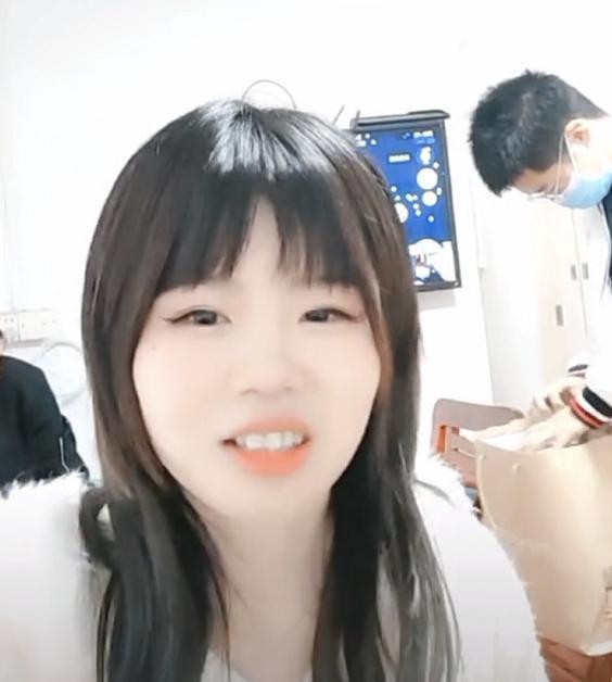 孙悦|孙海洋一家五口终于团聚，姐弟三人拥抱过后，孙辉开始“卖艺”