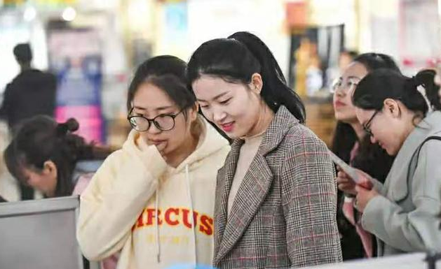 国企|?应届生比“往届生”更容易进国企，面试官给出答案，理由无力反驳