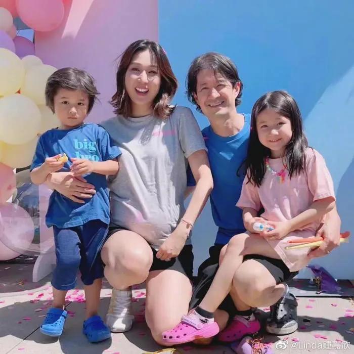 钟嘉欣|钟嘉欣晒俩儿女在家门口铲雪，姐弟俩太懂事，脸蛋冻红依然很欢乐