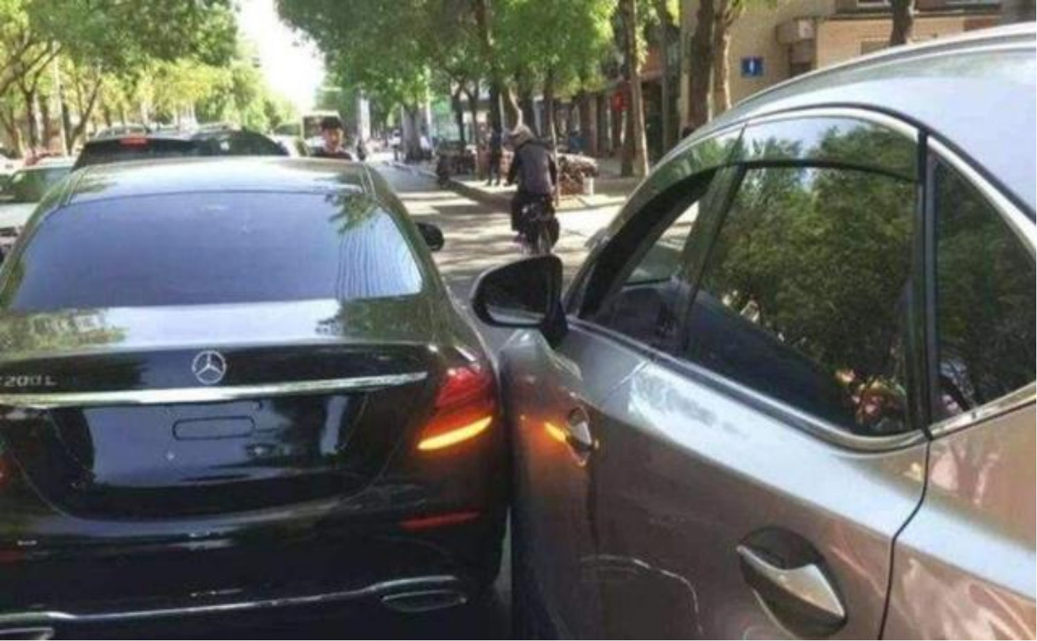 车停在路边被撞了,先报警还是先叫保险?顺序如果弄错损失就大了