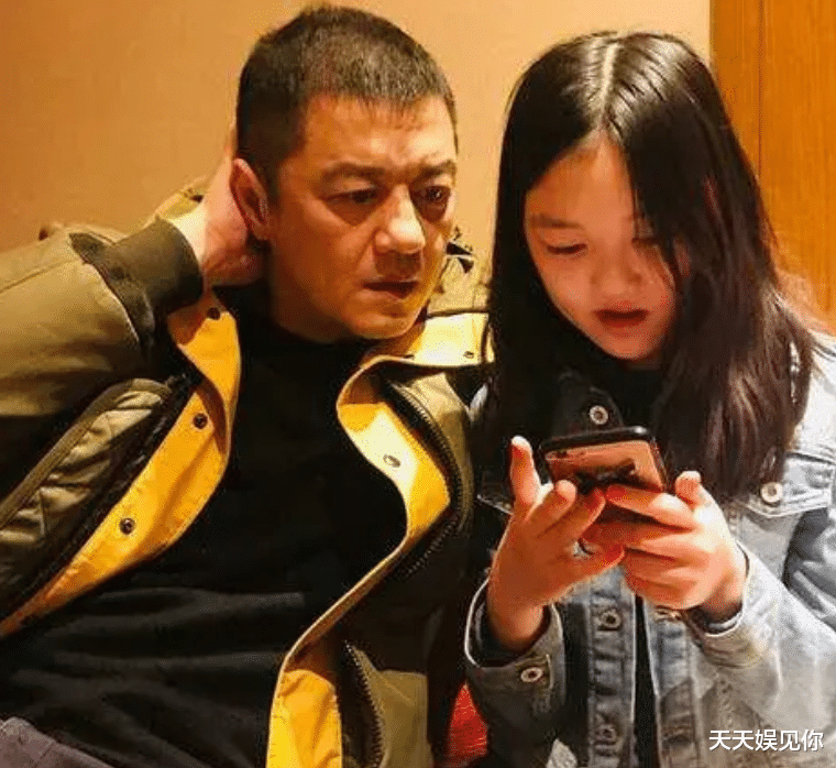 李嫣|15岁的李嫣真敢穿，性感出镜晒比基尼泳装照，颜值却意外遭吐槽