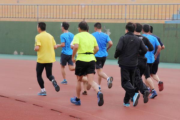 跑步|男性慢跑会给身体带来哪些好处？坚持每天跑三公里，或有惊喜变化