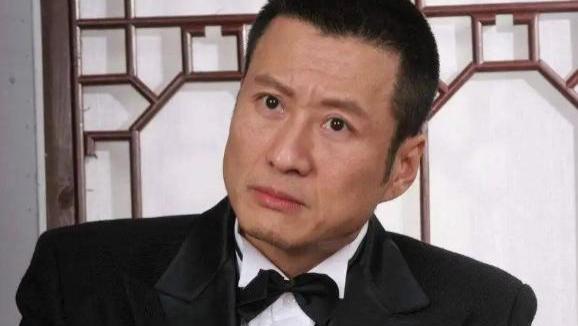 孙兴|58岁老戏骨孙兴街边擦车，动作熟练态度好，三婚三离如今孤身一人