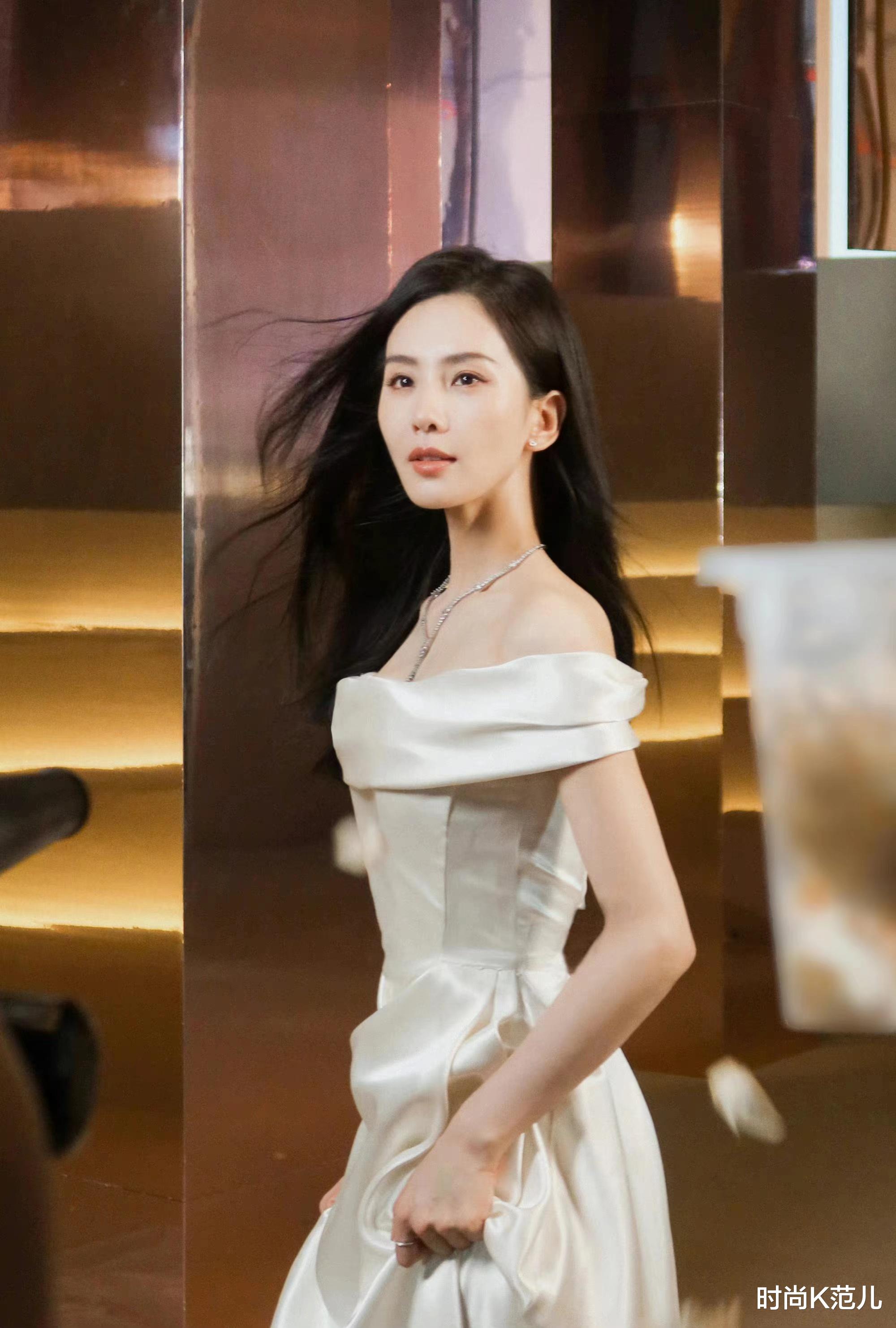 刘诗诗|又被刘诗诗美到了,穿一身白色一字肩长裙,气质太出众!