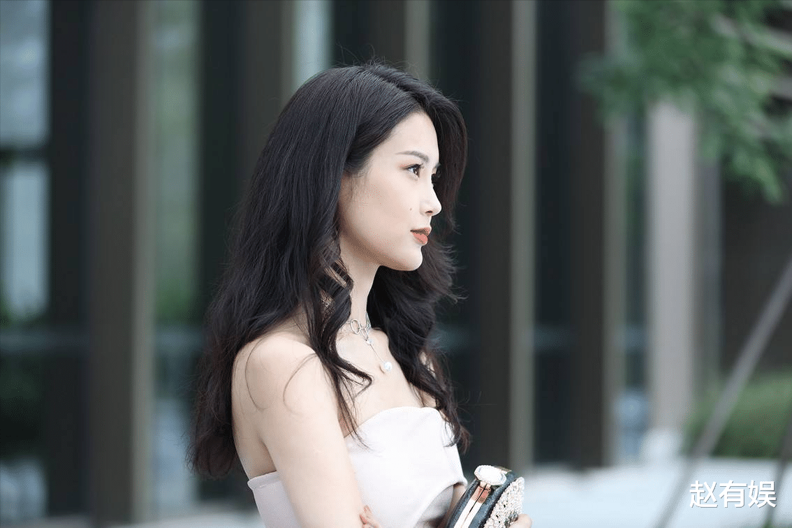 张昊玥|18线演员张昊玥,拍戏6个月收入24万,诉苦称还不如去上班