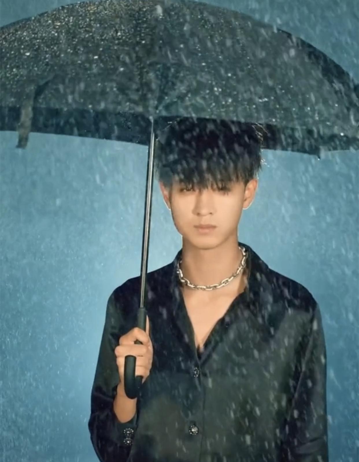 德云社|德云社秦霄贤更新营业，一小时点赞破十万，老秦现在是真火