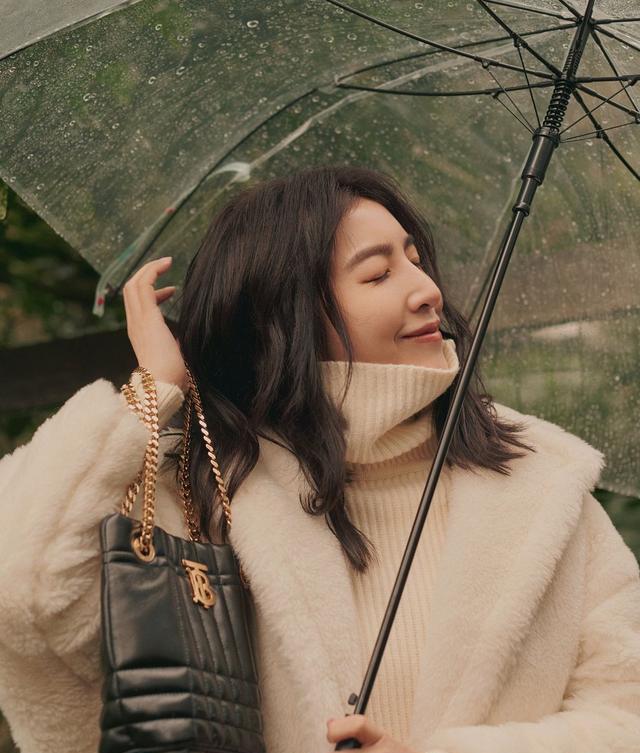 衬衫 杨谨华44岁依旧有少女感，穿娃娃领针织衫好甜，做鬼脸活泼俏皮