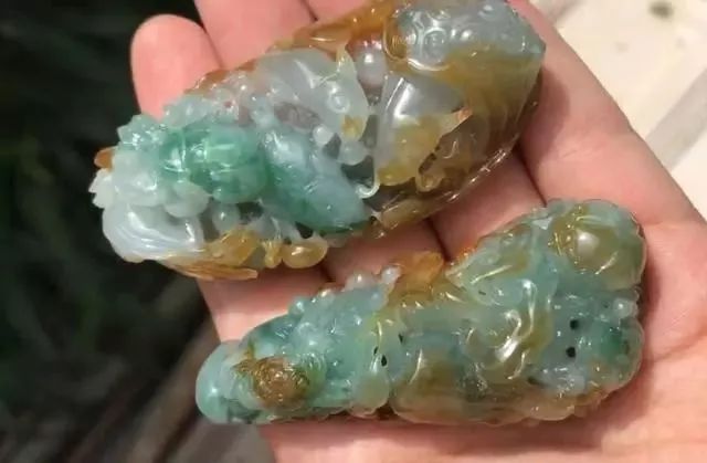 雕刻|一块黄绿相间带着裂痕的原石竟卖了4万元，做成貔貅后可当传家宝