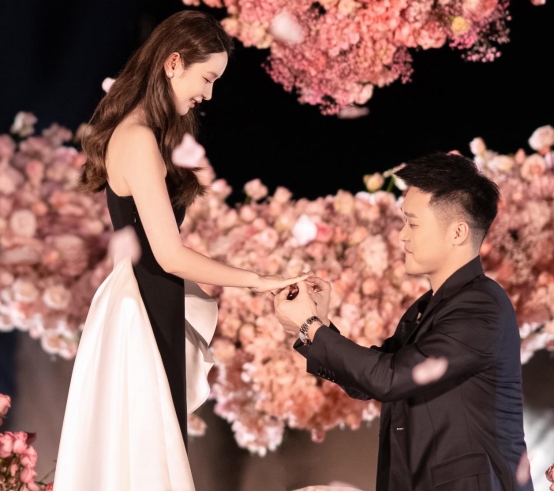 张大奕|张大奕被超级富二代求婚,现场铺上万玫瑰,男方颜值财力不输蒋凡