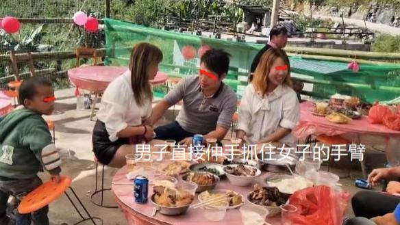 男子吃席对邻座女子不老实，满脸猥琐上下其手，当众做出出格举动