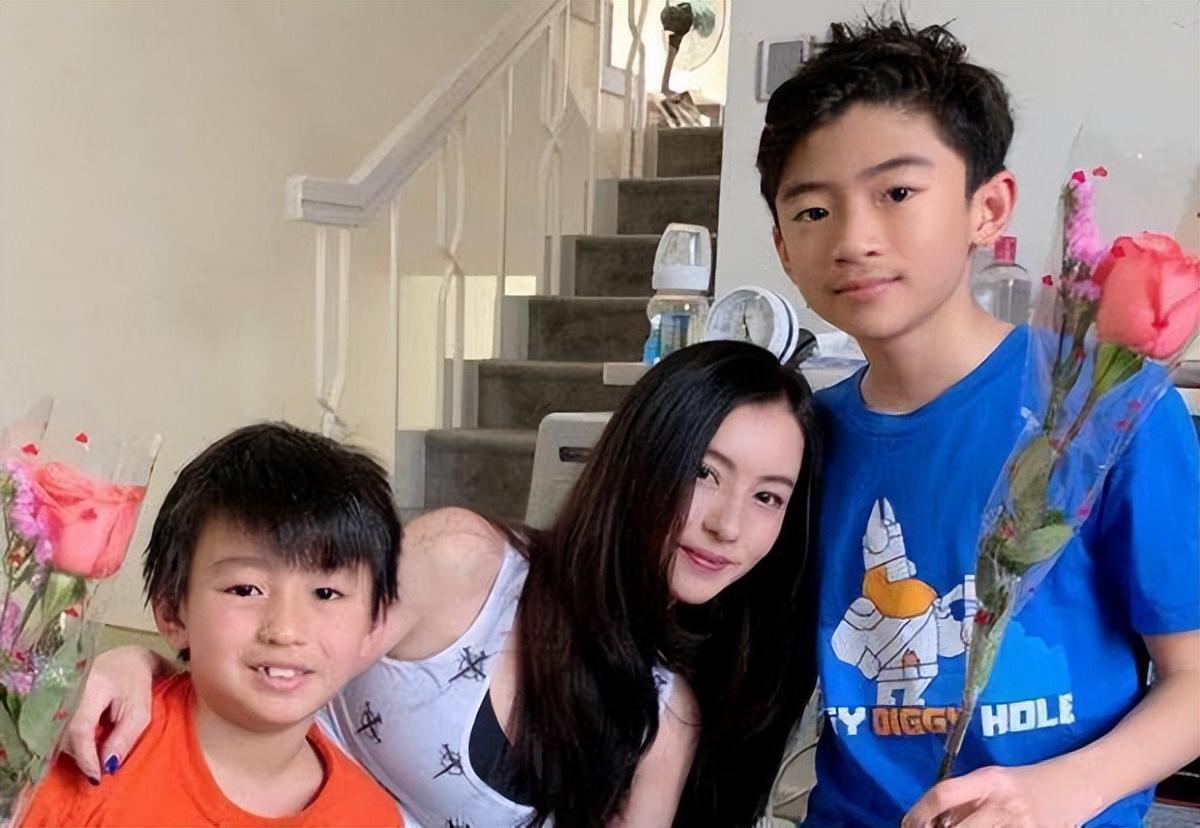 张柏芝|42岁张柏芝白得发光！晒游泳照：身材超好，拍摄者意外出镜引猜测