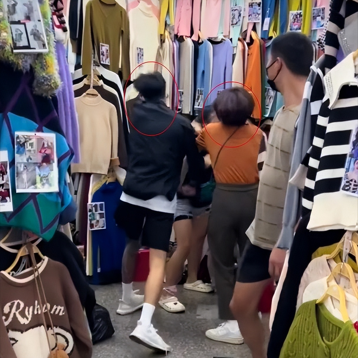 20岁男子殴打50岁女子,其母极力袒护还拉偏架:慈母多败儿!